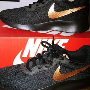 Nike Tanjun in as 8.5 black/metallic red bronze